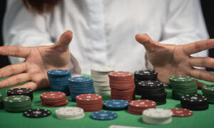 Women,Dealer,Or,Croupier,Shuffles,Poker,Cards,In,A,Casino