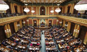Image of Michigan's assembled House and Senate for story on how a new bill could affect the Little River Band's attempt to build a second casino